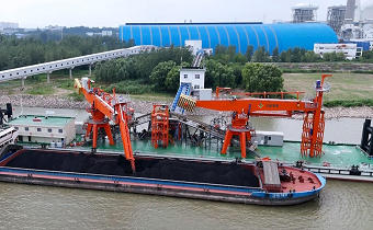 國內首臺套！華新機電天新研究院自研卸煤浮式螺旋卸船機在國能池州投運